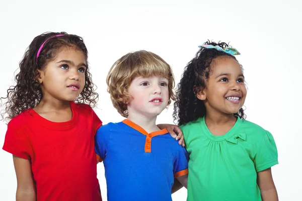 Tres niños pequeños de pie en una fila —  Fotos de Stock