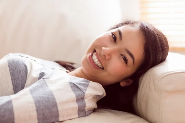 Mujer asiática relajándose en el sofá — Foto de Stock