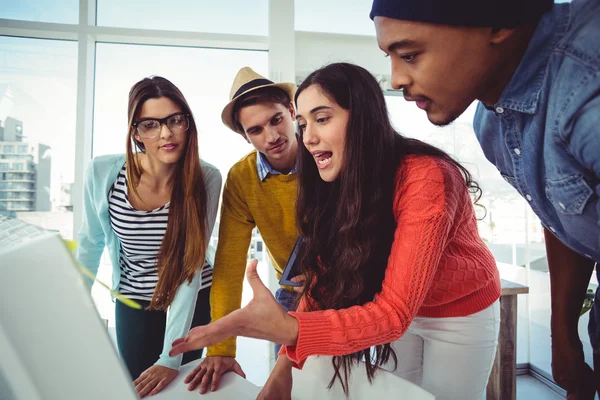 Team creativo che organizza una riunione — Foto Stock