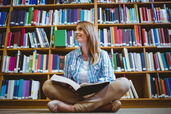 Mogen student i biblioteket — Stockfoto