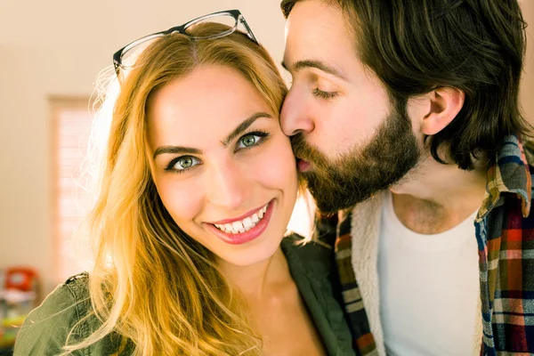 Hipster embrassant sa jolie collègue — Photo