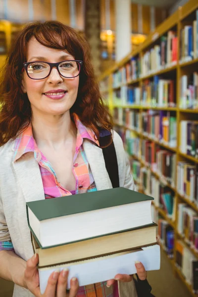 Mogen student i biblioteket — Stockfoto