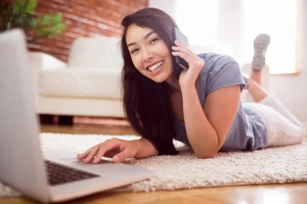 Asiatische Frau mit Laptop auf dem Boden — Stockfoto