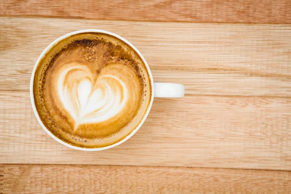 Coração composto de café na mesa de madeira — Fotografia de Stock