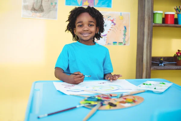 Sonriente niño creando una imagen — Foto de Stock