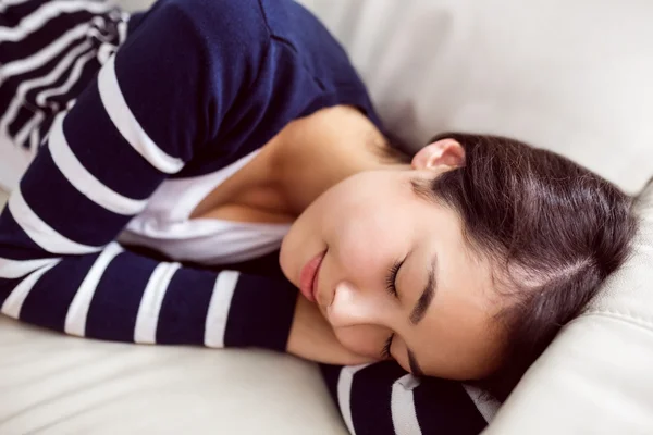 Asiatico donna pisolino su il divano — Foto Stock