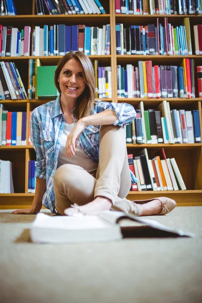 Volwassen student in de bibliotheek — Stockfoto