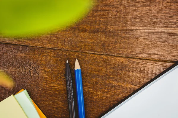 Pluma y lápiz en el escritorio de madera —  Fotos de Stock