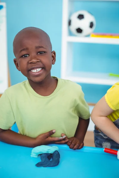 Niños felices disfrutando de artes y manualidades juntos — Foto de Stock