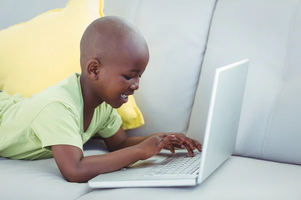 Rapaz feliz usando um laptop — Fotografia de Stock