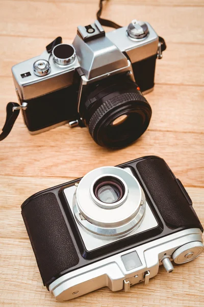 Ahşap masa üzerinde eski fotoğraf makinesi — Stok fotoğraf