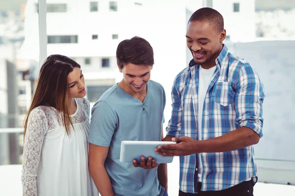 Kreativteam schaut sich Tablet an — Stockfoto