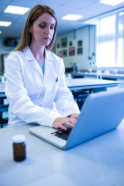 Wetenschapper werken met een laptop in laboratorium — Stockfoto