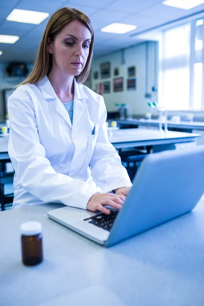 Vitenskapsmann som arbeider med en bærbar datamaskin i laboratoriet – stockfoto