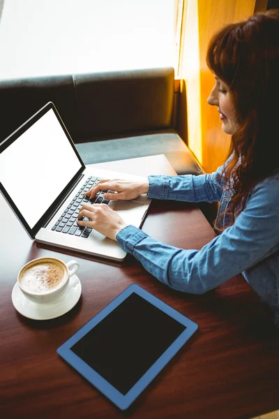 Volwassen student laptop met café — Stockfoto