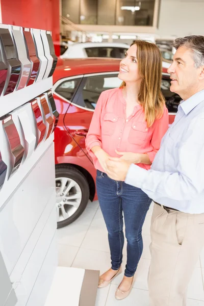 Casal escolhendo a cor do carro novo — Fotografia de Stock