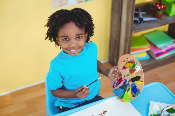 Sonriente niño creando una imagen — Foto de Stock