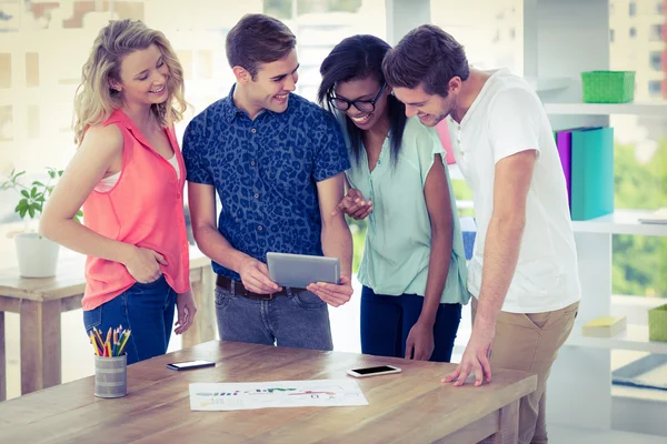 Sonriente equipo creativo trabajando juntos — Foto de Stock