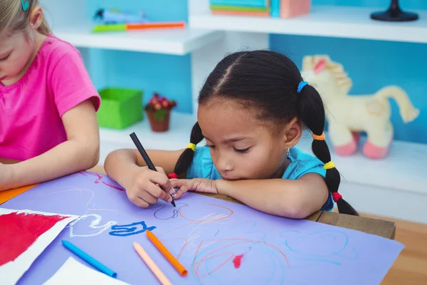 Escola meninas pintando um quadro — Fotografia de Stock