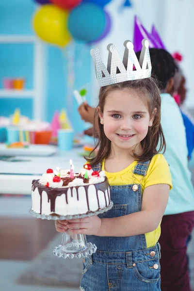 Lachende meisje houden van de cake van de kindverjaardag — Stockfoto