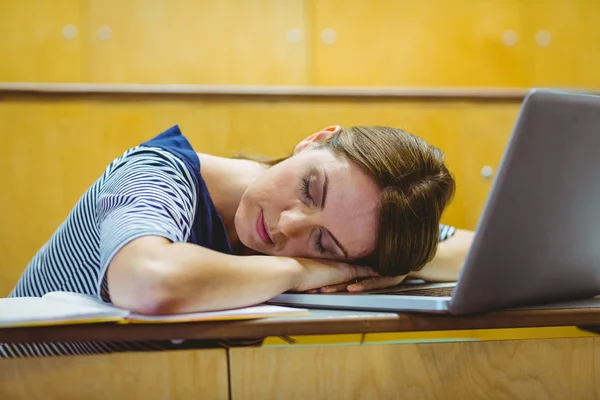 Reife Studentin im Hörsaal — Stockfoto