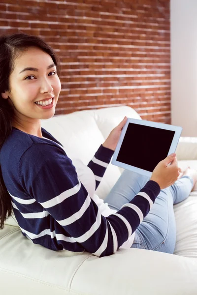 Mulher asiática no sofá usando tablet — Fotografia de Stock