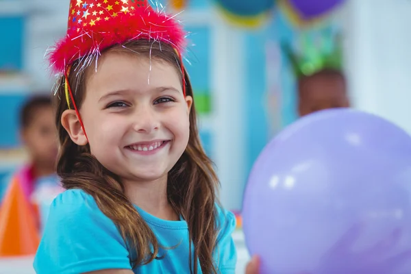 Šťastné dítě drží balon — Stock fotografie