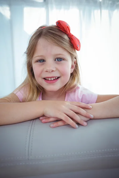 Szczęśliwe dziecko patrząc od tyłu kanapy — Zdjęcie stockowe