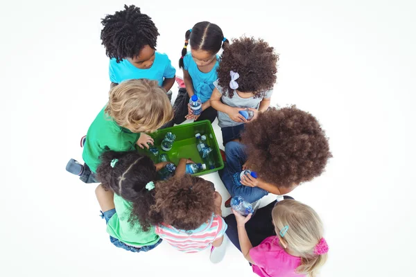 Grupp av barn med flaskor med vatten — Stockfoto