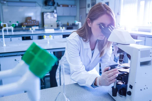 Forskare som arbetar med ett Mikroskop i laboratorium — Stockfoto