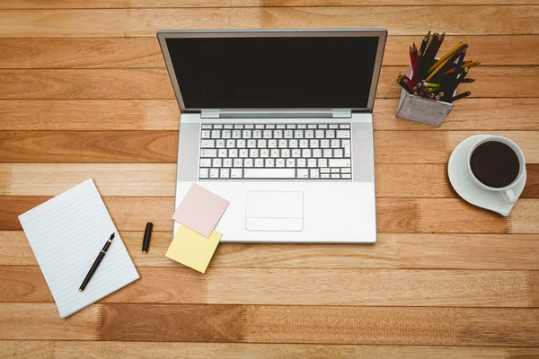 Grauer Laptop mit Kaffee — Stockfoto