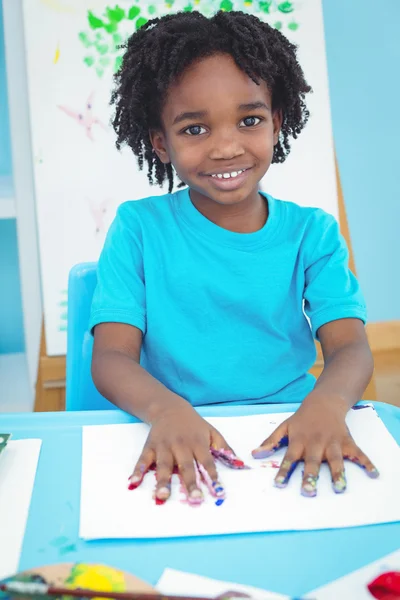 Enfant heureux appréciant les arts — Photo