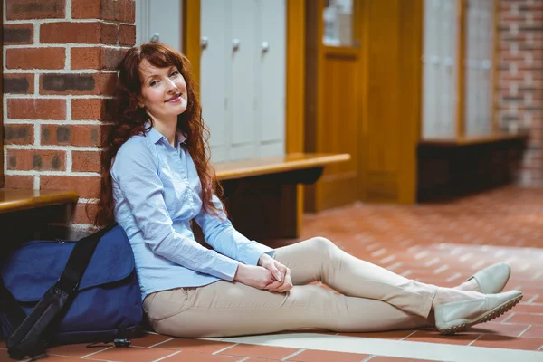 Estudante maduro sorrindo para a câmera no corredor — Fotografia de Stock