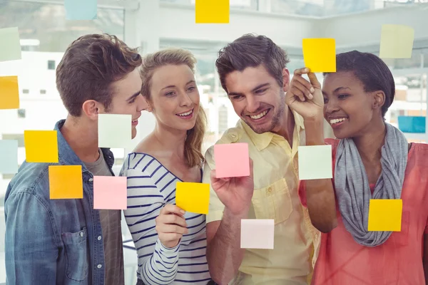 Creative team using post it notes — Stock Photo, Image