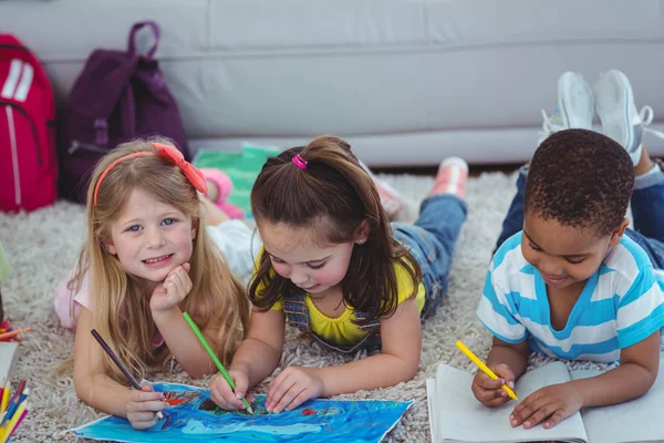 Lächelnde Kinder malen Bilder auf Papier — Stockfoto