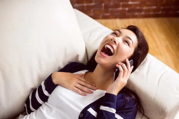 Azjatyckie kobiety śmiejąc się na telefon — Zdjęcie stockowe