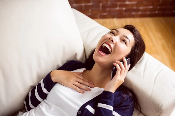 Asiatique femme rire sur l 'téléphone — Photo