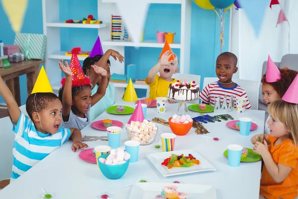 Crianças excitadas desfrutando de uma festa de aniversário — Fotografia de Stock