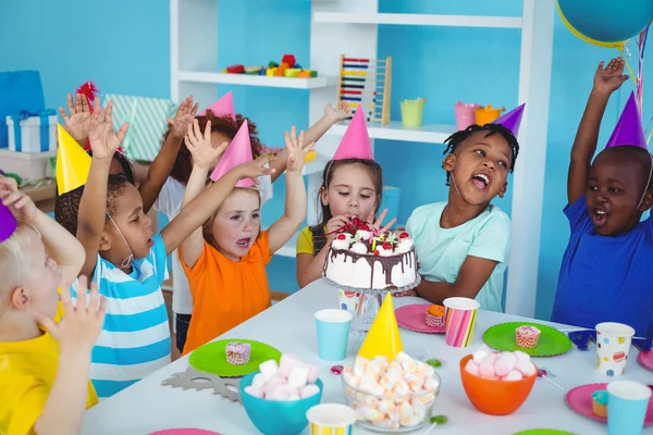 Enfants excités profitant d'une fête d'anniversaire — Photo