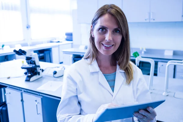 Forskare som arbetar i laboratoriet med tablett — Stockfoto
