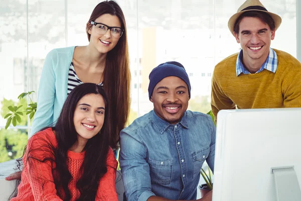 Creatieve team met een bijeenkomst — Stockfoto