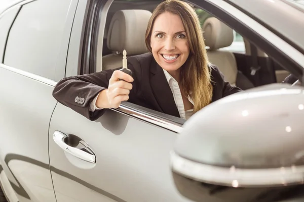 Glimlachende zakenvrouw auto knop ingedrukt — Stockfoto