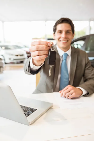Vendedor segurando chave do carro do cliente — Fotografia de Stock