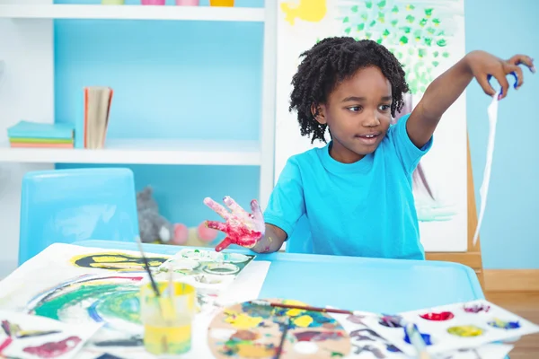 Criança feliz apreciando artes e artesanato pintura — Fotografia de Stock