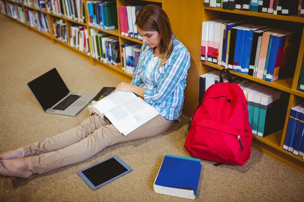 Mogen student i biblioteket — Stockfoto