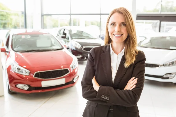 Smiling businesswoman standing with arms crossed — Stock Photo, Image