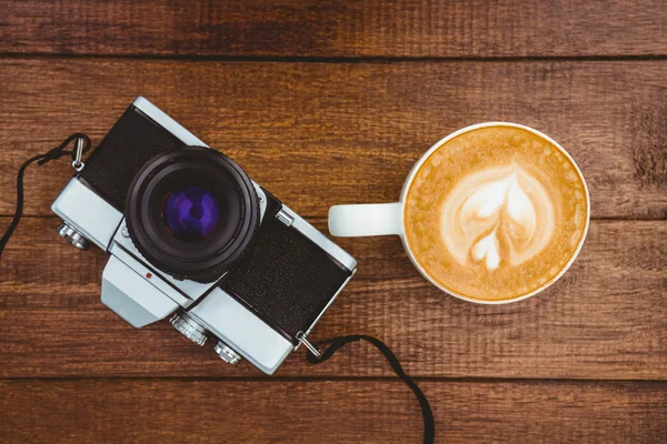 Cámara vieja con café — Foto de Stock