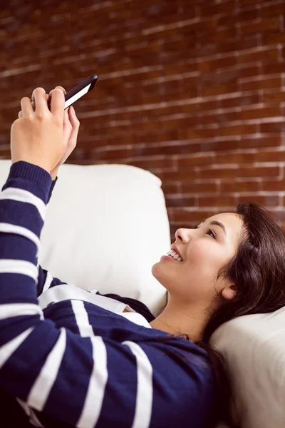 Asiática mulher no sofá tomando selfie — Fotografia de Stock