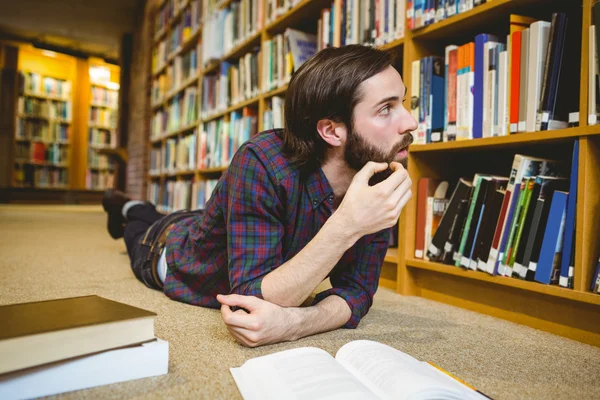 Studentin lernt auf dem Boden in der Bibliothek — Stockfoto