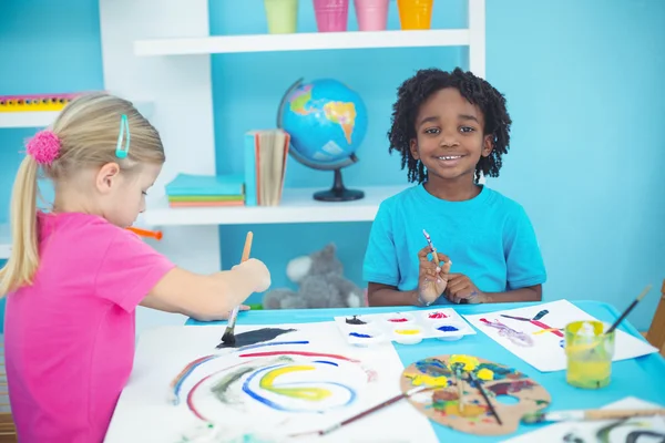 Niños felices disfrutando de las artes y manualidades pintura — Foto de Stock